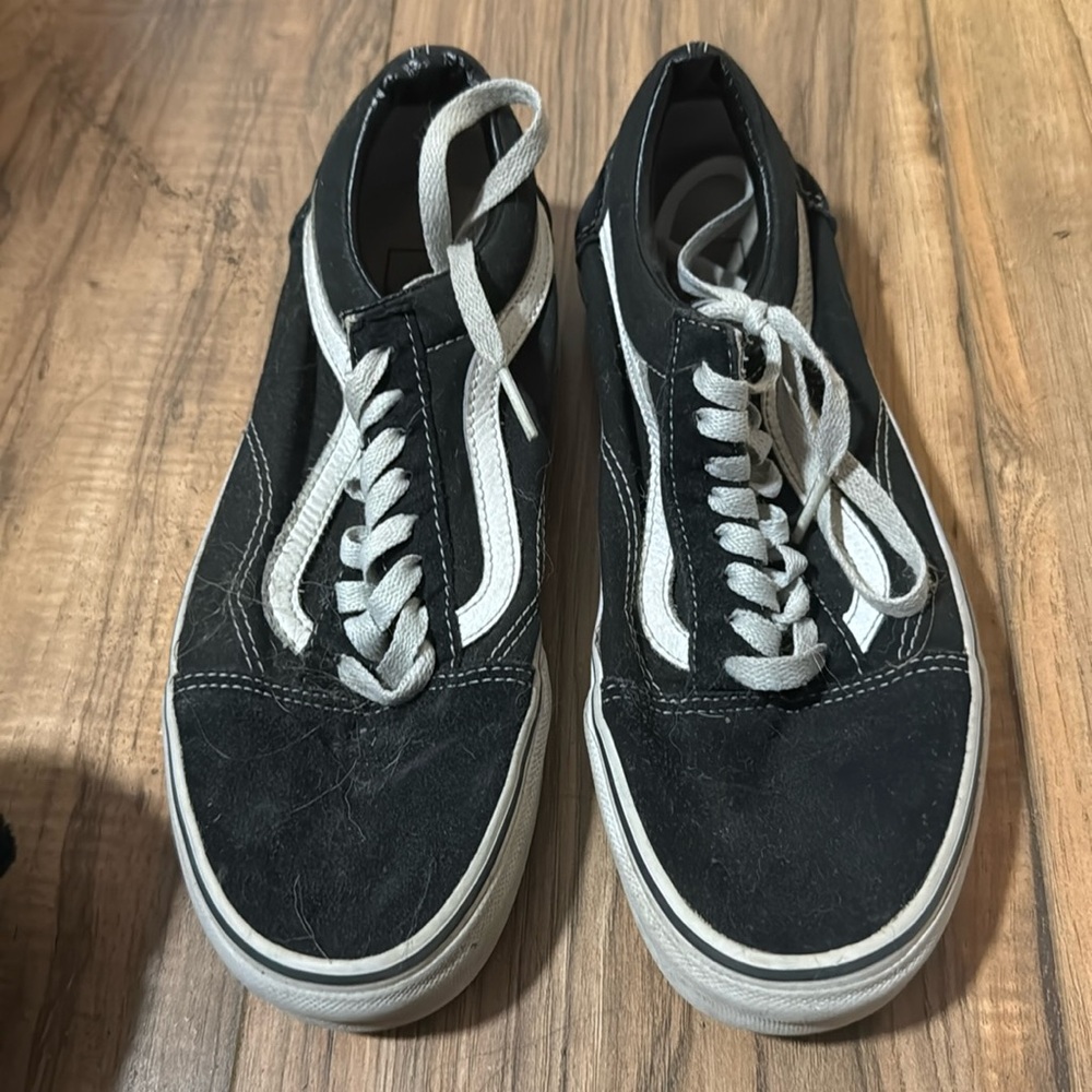 I’m selling black van
Size 8.5